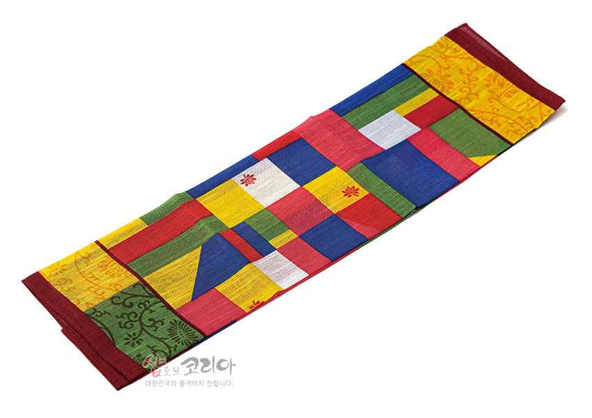 [텍스트: 샵오브코리아 대한민국의 품격까지 전합니다.] 비단 느낌 소재에 빨강·파랑·노랑·초록 조각보 기법 패치와 가장자리 단색 마감, 꽃·덩굴무늬 문양이 조화된 손수건 디자인