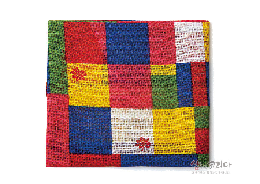 [텍스트: 샵코리아 대한민국의 품격까지 전합니다.] 전통 조각보 기법의 색동 패치 구성, 적·청·황·녹·백 색상의 직물 위 연꽃 자수 포인트 장식 손수건 이미지