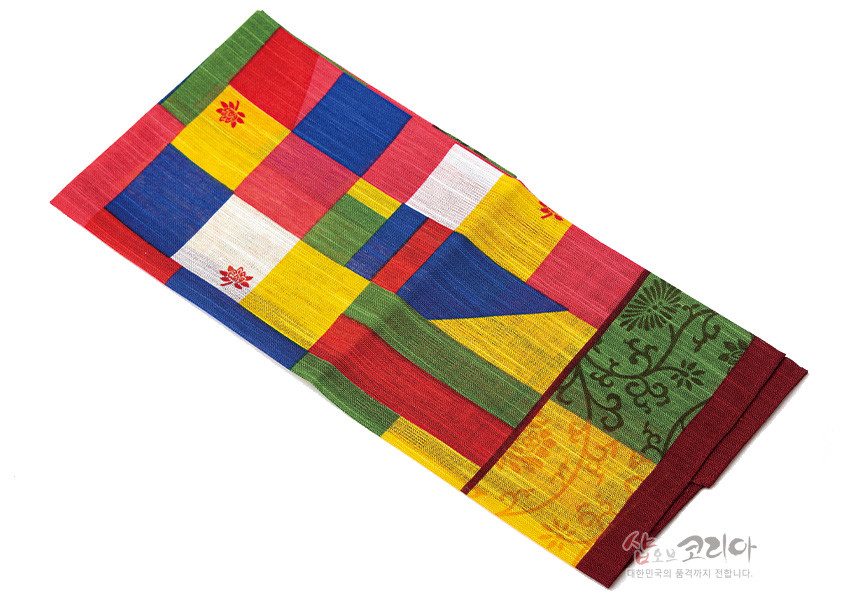 [텍스트: 샵오브코리아 대한민국의 품격까지 전합니다.] 전통 조각보 기법의 비단 느낌 손수건, 청·홍·황·녹·백 색동 패치와 연꽃 자수, 끝단 덩굴·꽃 문양 장식 이미지 설명