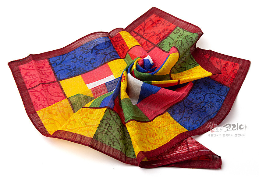 [텍스트: 샵오브코리아 대한민국의 품격까지 전합니다.] 반투명 비단 느낌 직물 위 다홍·노랑·파랑·초록 색동 조각보 기법 구성, 칸마다 덩굴·꽃 문양 프린트와 짙은 와인색 가장자리 마감 디자인