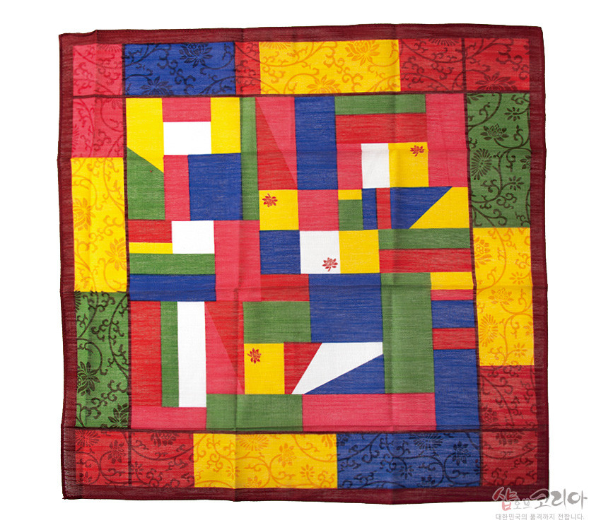 [텍스트: 샵오브코리아 대한민국의 품격까지 전합니다] 비단 느낌의 직물에 전통 조각보 기법으로 구성된 색동 패치와 꽃·덩굴 문양 가장자리가 어우러진 다색 손수건 디자인