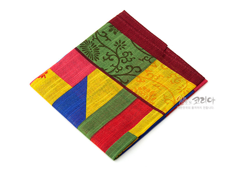 [텍스트: 샵오브코리아 대한민국의 품격까지 전합니다.] 비단 느낌 직물에 조각보 기법 색동 패치와 꽃·덩굴 전통 문양을 넣은 다색 손수건 이미지 설명