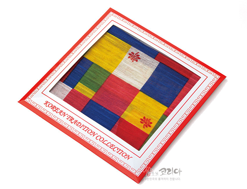 [텍스트: KOREAN TRADITION COLLECTION] 비단 느낌의 직물에 전통 조각보 기법으로 구성된 오방색 패치와 붉은 연꽃 자수 문양이 더해진 손수건 이미지