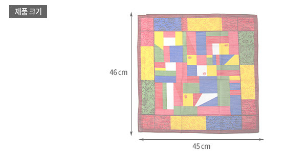 [텍스트: 제품 크기, 46cm, 45cm] 다채로운 색상의 비단 느낌 직물에 전통 조각보 기법을 적용한 정사각 손수건으로, 가장자리에 꽃무늬가 은은히 더해진 패치워크 문양 구성