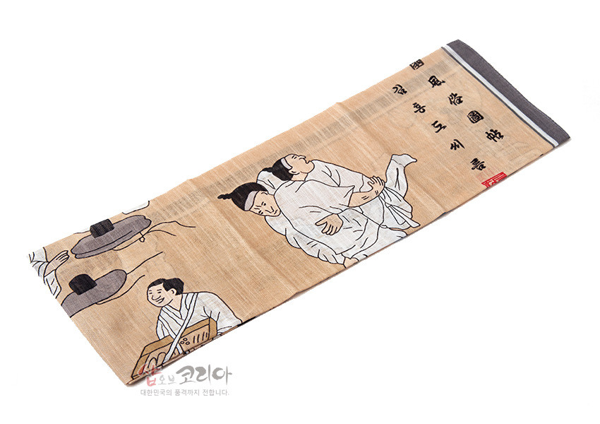 [텍스트: 풍속도 씨름] 베이지색 면 소재 위 씨름 장면과 갓 쓴 인물 민속화 도안, 검은 한글 서예와 회색 테두리 포인트 디자인