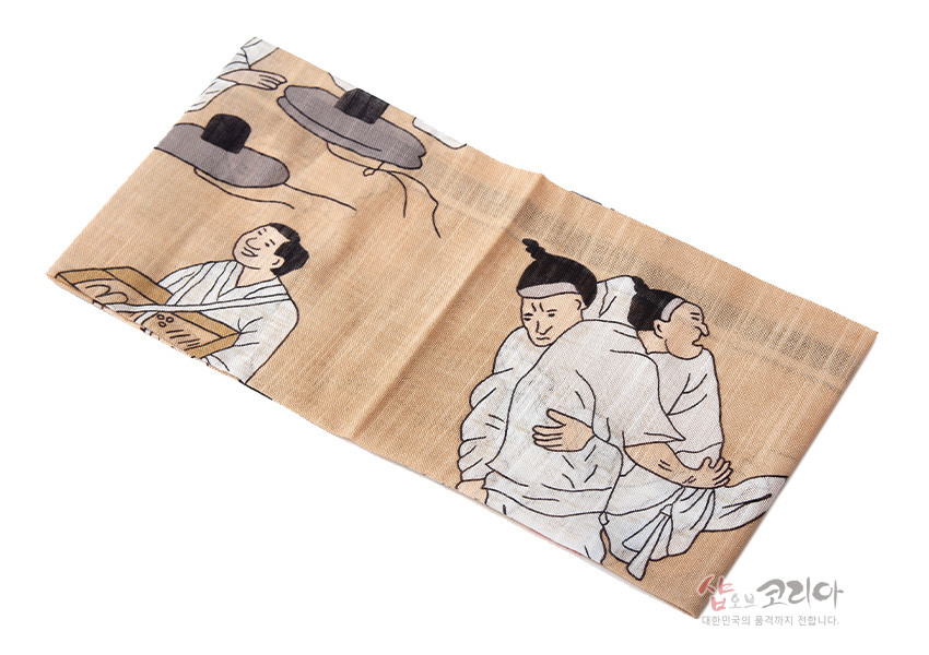[텍스트: 샵오브코리아 대한민국의 품격까지 전합니다.] 김홍도 씨름 장면을 단순화한 민속화 스타일, 베이지 바탕의 면 손수건, 흰 한복 인물과 회색 갓, 검은 선 묘사가 어우러진 디자인