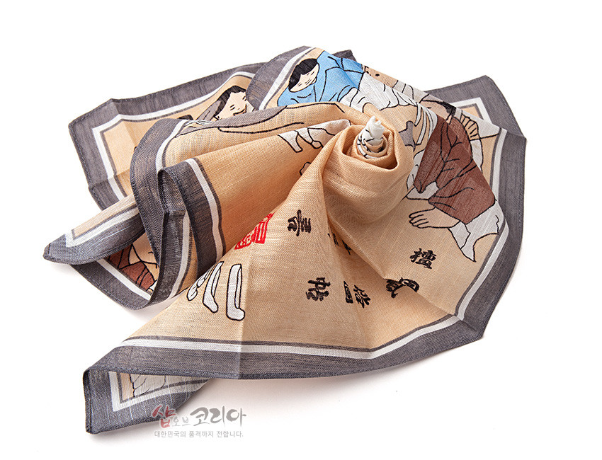 [텍스트: 샵오브코리아 대한민국의 품격까지 전합니다.] 베이지 바탕에 씨름 민속화와 한글 서예 문양을 담고 짙은 회색 테두리로 마감한 면 손수건 디자인