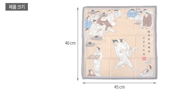 [텍스트: 제품 크기, 46 cm, 45 cm] 옅은 황갈색 면 소재에 회색 테두리, 중앙 씨름 장면과 주변 인물을 섬세한 민속화 풍으로 표현한 사각 손수건 디자인