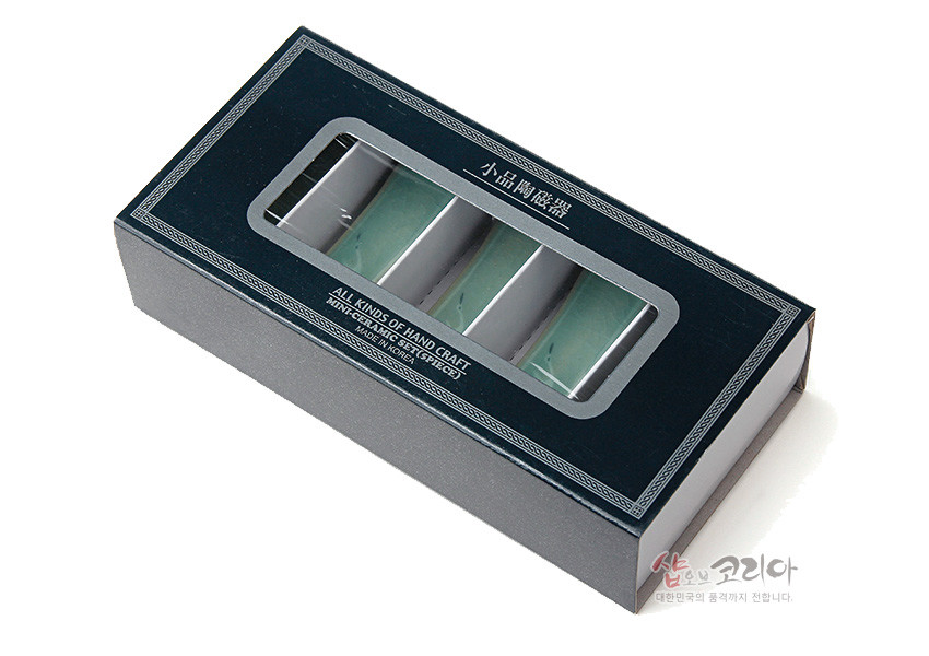 [텍스트: 小品陶磁器 / ALL KINDS OF HAND CRAFT] 창문형 투명 커버로 옅은 비취색 균열무늬 청자 수저받침이 보이는 짙은 남색 종이 패키지 디자인