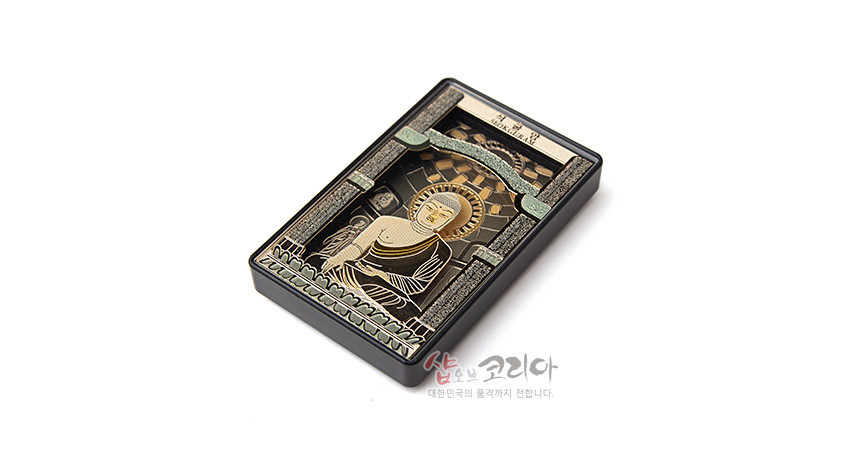 [텍스트: 석굴암 本尊佛] 금속 재질 입체 부조 기법, 금색 석굴암 본존불과 광배, 회색 석실 기둥과 연녹색 연가 장식, 직사각형 마그넷 디자인