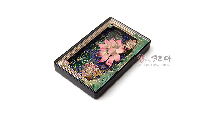 [텍스트: 샵오브코리아 대한민국의 품격까지 전합니다.] 금속 위 자개 느낌의 입체 연꽃과 연잎을 양각하고 청록·분홍·금색, 남색 수면 배경이 어우러진 직사각형 마그넷 디자인