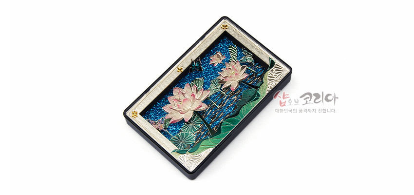 [텍스트: 샵오브코리아 대한민국의 품격까지 전합니다.] 금속 재질 위 청색 수면 배경과 입체 양각 연꽃·연잎, 자개 느낌의 은빛 테두리와 금색 장식이 어우러진 직사각형 마그넷 디자인