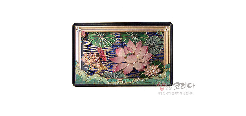[텍스트: 샵오브코리아 대한민국의 품격까지 전합니다.] 금속 바탕에 분홍 연꽃과 연잎을 입체 양각하고 청록·남색 수면과 금색 테두리로 장식한 가로 직사각형 마그넷 이미지 설명