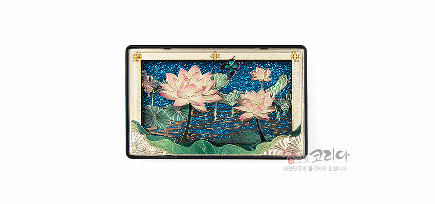 [텍스트: 샵오브코리아 대한민국 전통의 품격까지 전합니다.] 청록 수면 위 분홍 연꽃과 연잎을 금속 양각으로 표현하고, 자개 느낌의 반짝이는 배경과 금빛 테두리를 조합한 직사각형 마그넷 디자인