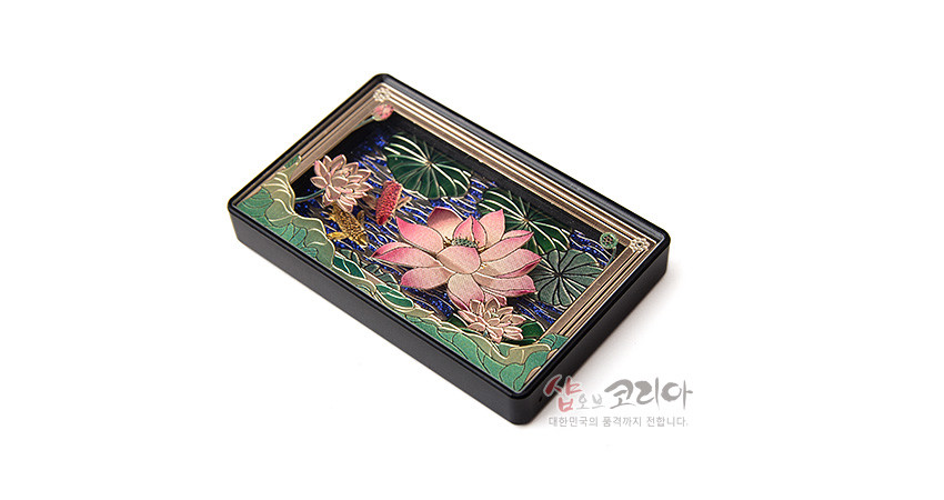 [텍스트: 샵오브코리아 대한민국의 품격까지 전합니다.] 금속 바탕 위 분홍 연꽃과 연잎을 입체 양각하고 청록·남색 수면과 금색 테두리로 장식한 직사각형 마그넷 디자인