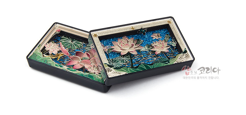 [텍스트: 샵오브코리아 대한민국의 품격까지 전합니다.] 금속 바탕에 자개 느낌의 분홍 연꽃과 연잎을 입체 양각으로 배치하고, 청록·남색 수면과 금색 테두리로 장식한 직사각형 마그넷 구성