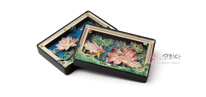 [텍스트: 샵오브코리아 대한민국의 품격까지 전합니다.] 금속 재질 위 청록색 수면과 분홍 연꽃, 연잎을 입체 양각으로 표현한 직사각형 자개 마그넷 이미지