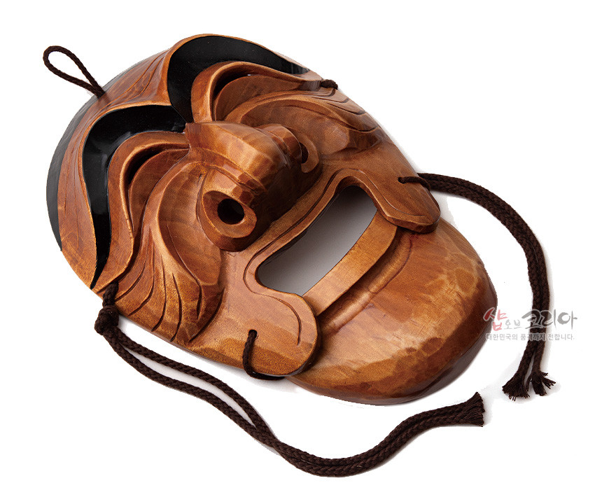 [텍스트: 샵오브코리아 대한민국의 품격까지 전달합니다.] 광택 있는 원목을 정교하게 조각한 하회 양반탈, 짙은 갈색과 흑색 대비, 입체적인 음영과 곡선 주름, 갈색 끈 장식 특징의 목가면 이미지 설명