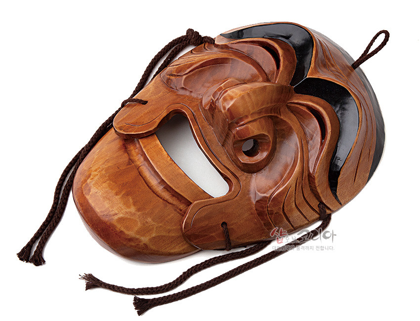 [텍스트: 샵오브코리아 대한민국의 품격까지 전합니다.] 광택 있는 원목을 정교하게 조각한 하회탈 양반탈, 짙은 갈색과 흑색의 음영 대비와 입체적 주름 표현, 갈색 끈 장식 특징의 전통 목가면