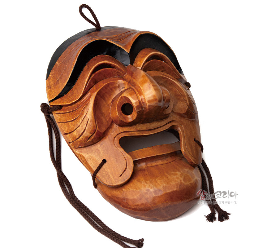 [텍스트: 샵오브코리아 대한민국의 멋을 세계까지 전달합니다.] 광택 있는 원목을 입체 조각 기법으로 표현한 하회 양반탈, 진갈색과 흑색 대비와 굵은 눈썹·수염 문양, 면 분할 음영이 돋보이는 목가면 형상