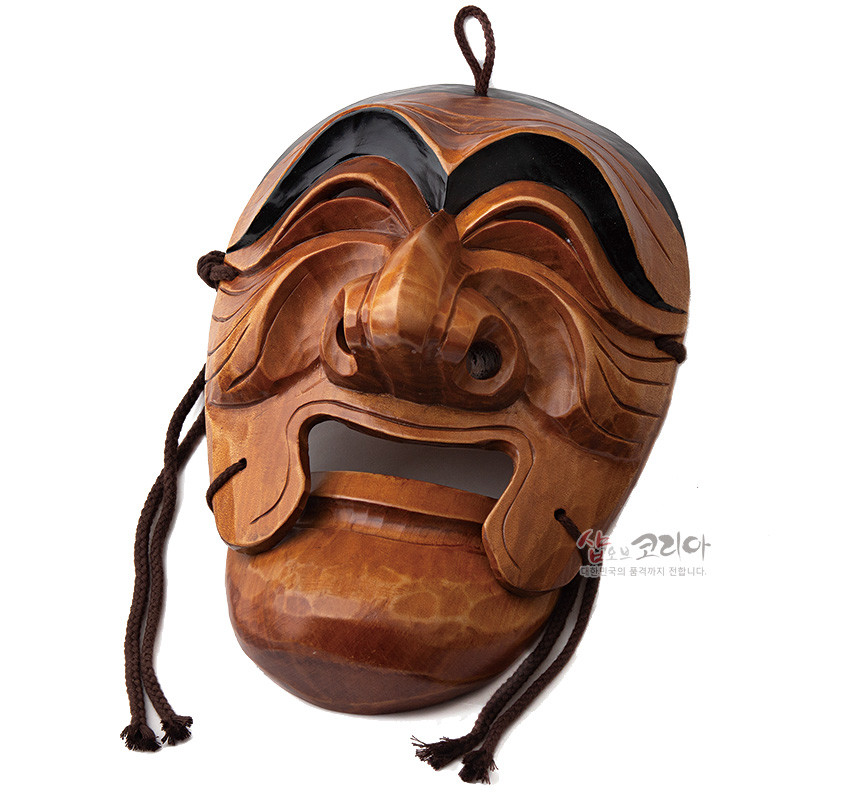 [텍스트: 샵오브코리아 대한민국의 품격까지 전합니다.] 광택 있는 원목을 깊이 있게 조각한 하회 양반탈, 짙은 갈색과 흑색 대비, 입체적인 주름과 음영, 옆면 끈 장식 특징의 전통 목가면 이미지 설명