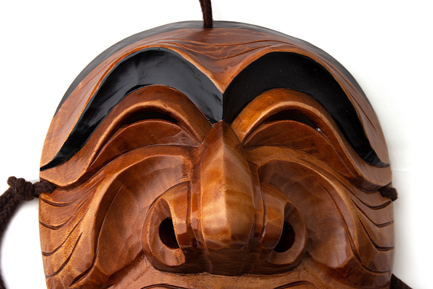 검붉은 광택의 나무 재질로 정교하게 조각한 양반 하회탈, 깊은 음각 주름과 검은 칠한 눈썹이 강조된 전통 목가면 표현