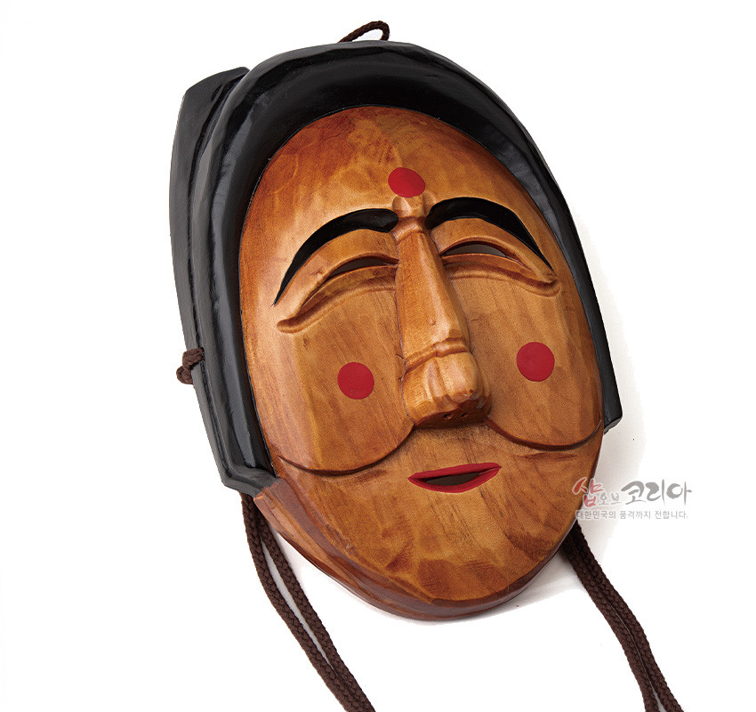 [텍스트: 샵오브코리아 대한민국의 품격까지 전합니다.] 광택 있는 원목에 흑색 채색 머리 장식과 붉은 점 포인트, 조각 기법으로 표현된 양반 하회탈 형상
