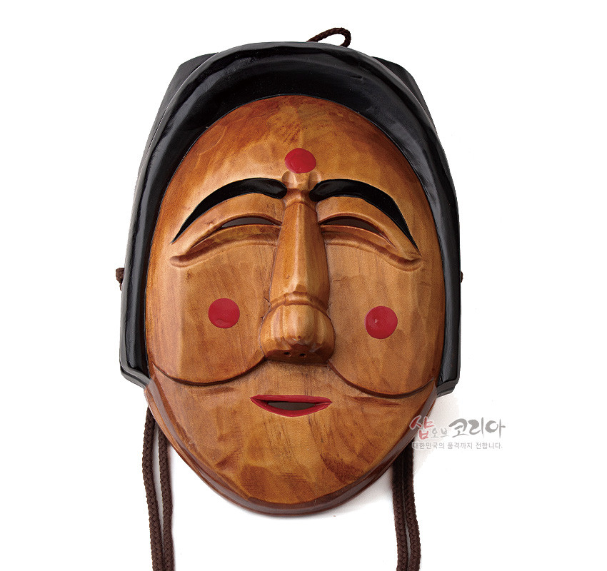 [텍스트: 샵오브코리아 대한민국의 품격까지 전합니다.] 광택 있는 원목에 조각 기법으로 표현된 하회 부네탈, 붉은 점과 입술 포인트, 검은 머리 장식과 끈 장식 특징의 전통 목가면 이미지 설명