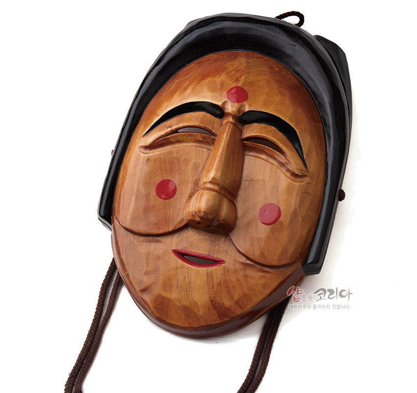 [텍스트: 샵오브코리아 대한민국의 품격까지 전합니다.] 광택 있는 원목에 조각 기법으로 표현한 하회 부네탈, 붉은 점과 입술, 검은 머리 장식 대비가 돋보이는 전통 목가면 이미지 설명
