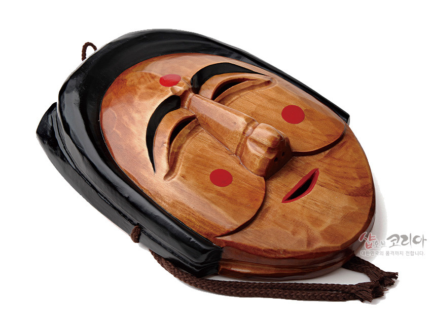 [텍스트: 샵오브코리아 대한민국의 품격까지 전합니다.] 광택 있는 원목에 조각 기법을 더한 부네탈, 붉은 볼 터치와 입술, 흑색 머리 장식과 갈색 끈 디테일이 어우러진 전통 목가면 디자인