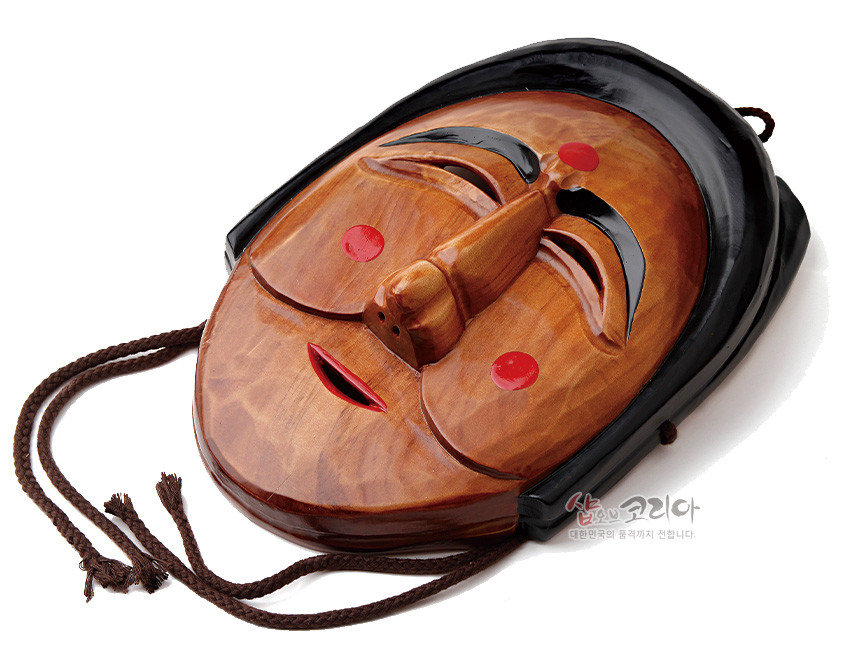 [텍스트: 샵오브코리아 대한민국의 혼 깊까지 전합니다.] 광택 있는 원목 재질에 조각 기법으로 표현된 부네 하회탈, 붉은 연지 점과 검은 머리 장식, 갈색 그라데이션 나뭇결과 끈 디테일이 돋보이는 전통 목가면 디자인