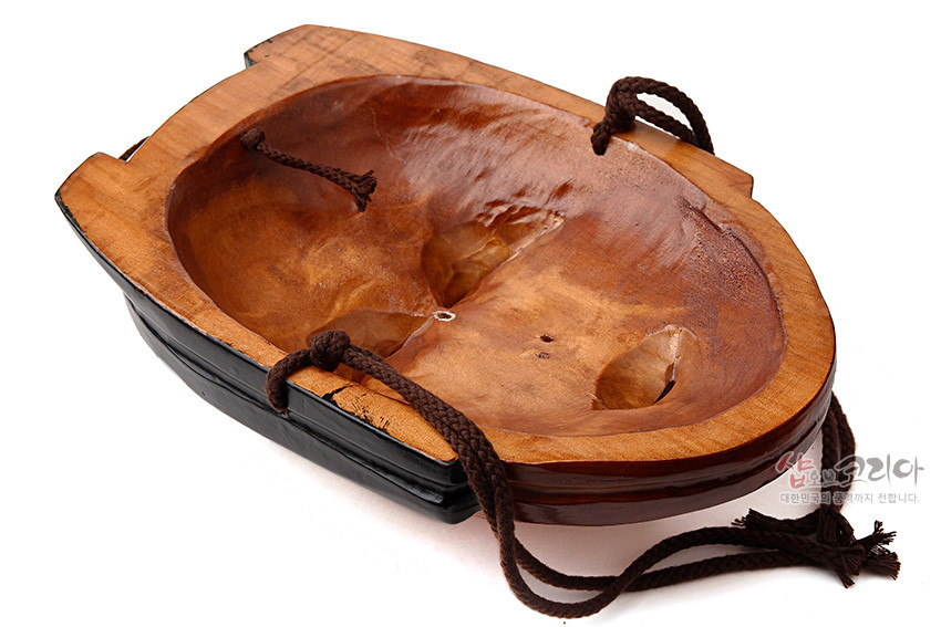 [텍스트: 샵오브코리아 대한민국의 품격까지 전합니다.] 매끄럽게 옻칠된 원목 재질, 안쪽 깊이 파낸 양반 하회탈 조각 기법과 짙은 갈색·흑색 대비, 양측 브라운 끈 장식 특징의 전통 목가면 내부 모습 설명