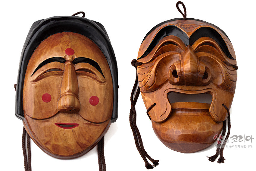 [텍스트: 샵오브코리아 전통의 품격까지 전해드립니다.] 광택 있는 원목 재질에 입체 조각 기법으로 표현된 양반·부네 하회탈, 짙은 갈색 바탕과 흑색 머리 장식, 붉은 점 포인트 색상이 조화를 이루는 전통 목가면 세트 모습