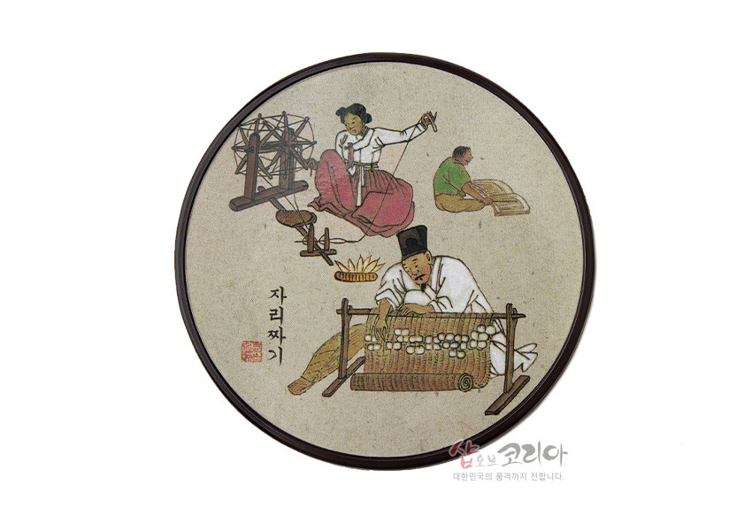 [텍스트: 자리짜기, 샵오브코리아 대한민국의 품격까지 전합니다.] 베이지색 종이 질감 배경 위 김홍도 풍속화 ‘자리짜기’ 장면 인쇄, 전통 의상 인물과 베이지·녹갈색 농기구가 어우러진 원형 컵받침 디자인