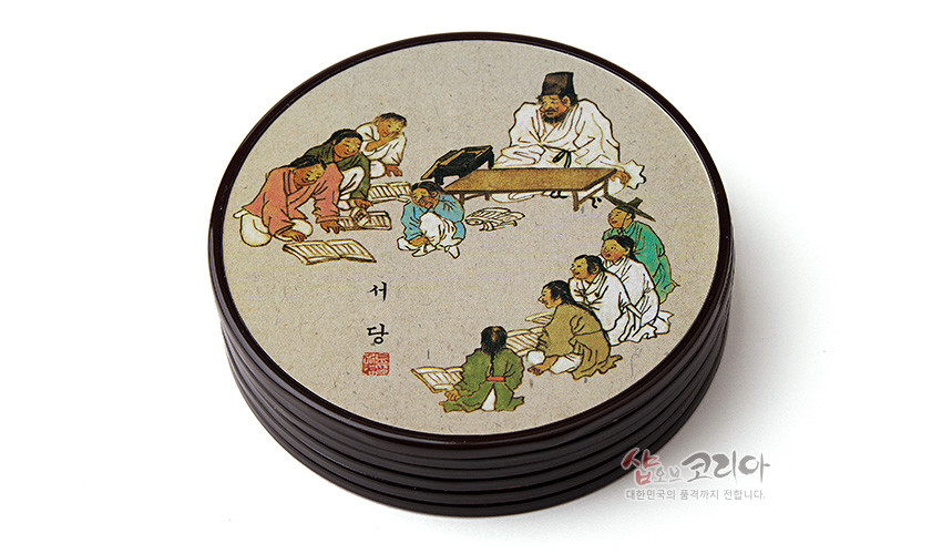 [텍스트: 서당, 샵오브코리아 대한민국의 품격까지 전합니다.] 김홍도 서당 풍속화를 인쇄한 원형 컵받침, 베이지 배경에 다채로운 인물과 목가적 학습 장면이 표현된 디자인