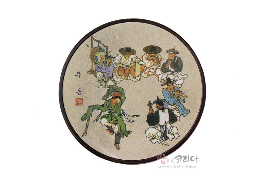[텍스트: 무동] 베이지색 지류 바탕 위 김홍도 풍속화 ‘무동’ 장면 인쇄, 녹색·남색·백색 의복의 인물과 악사들이 원형 구도로 배치된 전통 문양 컵받침 이미지