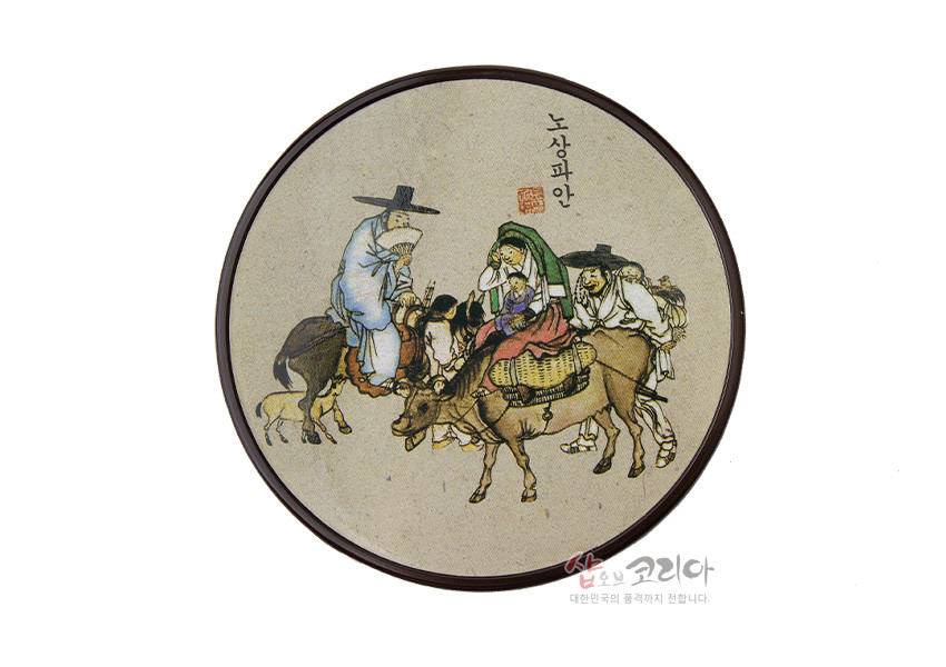 [텍스트: 노상파안] 베이지색 원형 컵받침 위 김홍도 풍속화 인쇄, 한복 인물과 말·소 표현, 갈색 테두리 마감 디자인