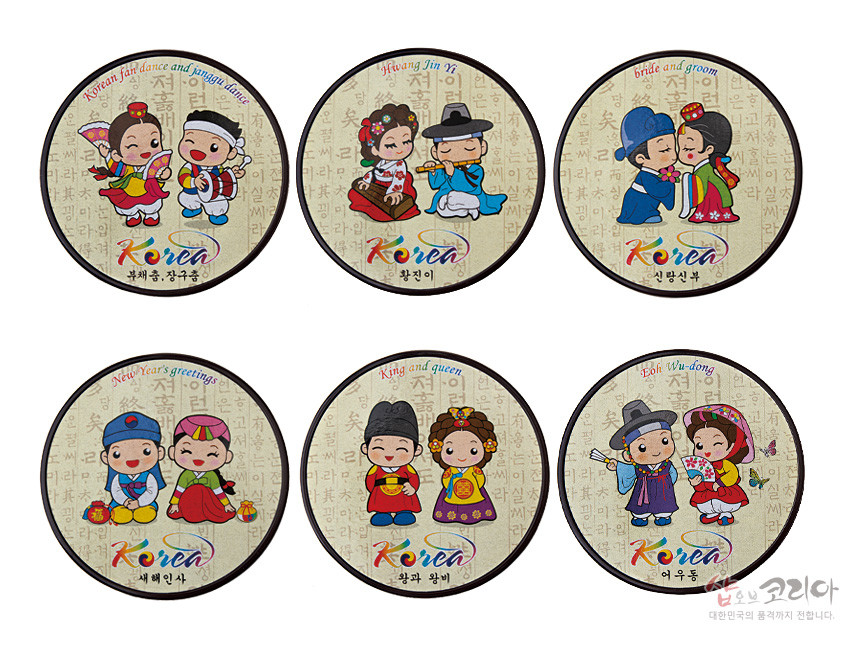 [텍스트: Korean fan dance and janggu dance / Korea / 부채춤, 장구춤 / Hwang Jin Yi / 황진이 / bride and groom / 신랑신부 / New Year's greetings / 새해인사 / King and queen / 왕과 왕비 / Eoh Wu-dong / 어우동] 한글 배경 위 전통 한복 캐릭터와 춤, 왕실·혼례 복식, 화려한 원색 대비가 돋보이는 원형 컵받침 디자인