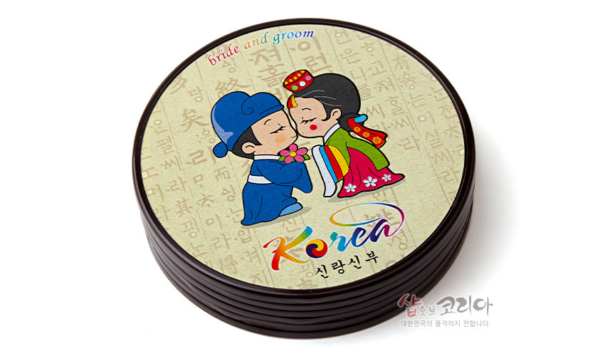 [텍스트: bride and groom / Korea / 신랑신부] 한글 배경 위에 전통 혼례 한복 캐릭터와 꽃, 비녀 장식이 컬러로 표현된 원형 컵받침 디자인