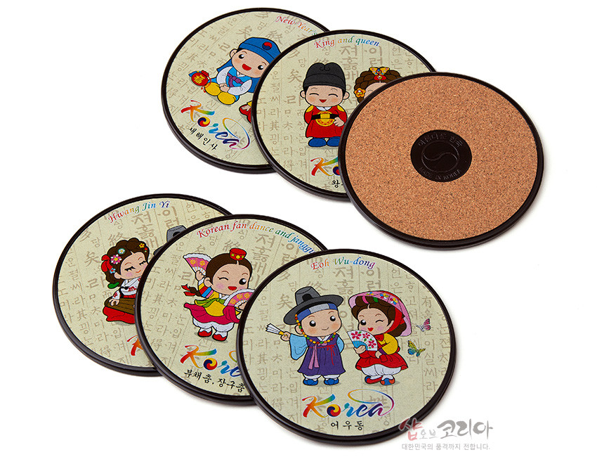 [텍스트: Korea, KING and queen, Korean fan dance and Janggo, Hwang Jin Yi, Eoh Wu-dong] 한글 배경 위 한복 캐릭터와 전통무희, 나비 일러스트가 파스텔톤으로 인쇄된 원형 코르크 바닥 컵받침 세트 이미지 설명