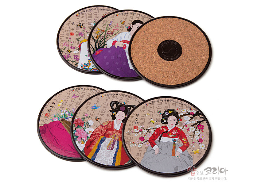 [텍스트: 한글 자모와 문장, KOREA DESIGN MADE IN KOREA] 한지 느낌 바탕 위 한글 서체 배경에 한복 여인, 매화와 나비, 꽃 문양을 컬러 인쇄한 원형 코르크 컵받침 세트 이미지 설명