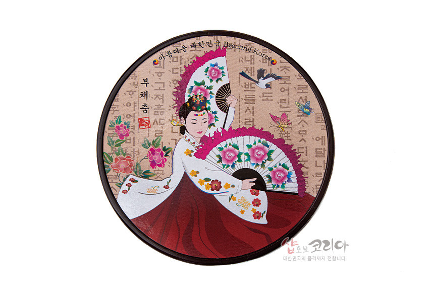 [텍스트: 아름다운 대한민국 Beautiful Korea, 부채춤] 부채춤 추는 한복 여인 일러스트와 모란·나비·학 문양, 한글 바탕이 어우러진 원형 컵받침 디자인