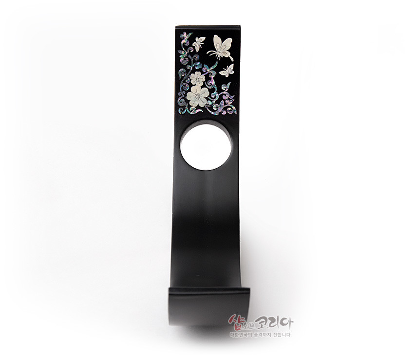 [텍스트: 샵오브코리아 대한민국의 품격까지 전합니다.] 무광 흑색 옻칠 바탕에 자개 상감으로 나비와 꽃, 덩굴문양을 섬세하게 장식한 곡선형 나전칠기 와인홀더 모습
