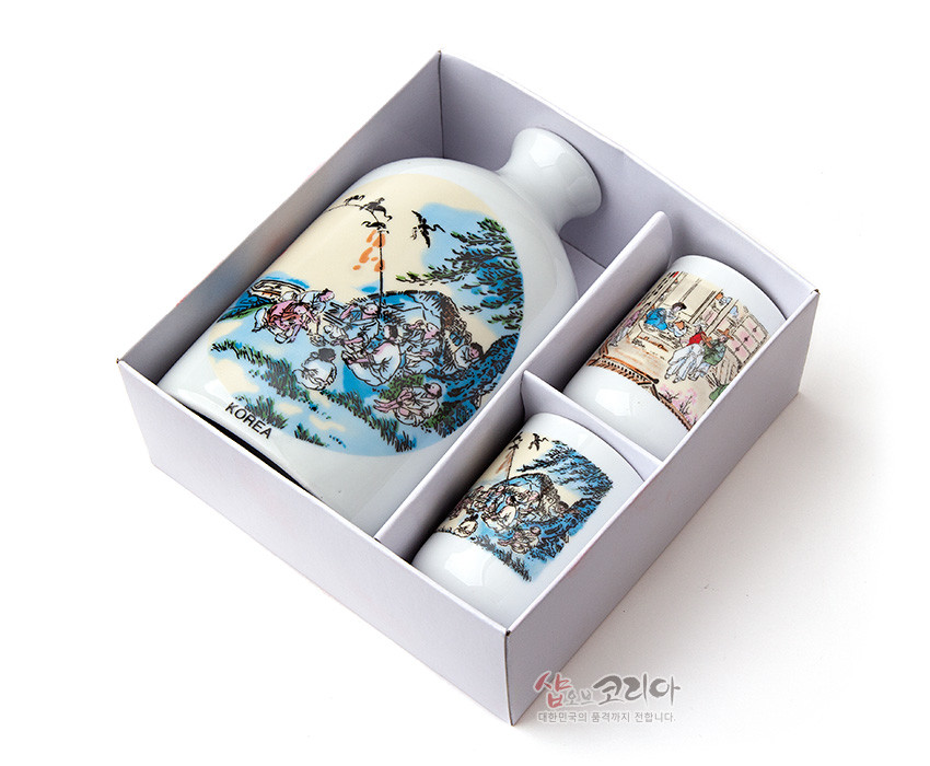[텍스트: KOREA] 백자 재질 위에 김득신 천렵도 풍속화를 다채로운 채색 전사 기법으로 표현한 주병과 잔 2인 세트 구성 이미지