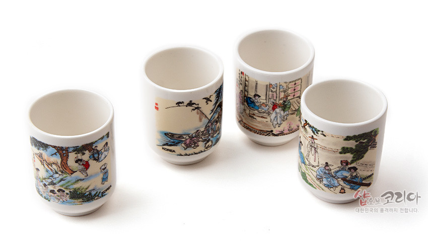 [텍스트: KOREA, 샵오브코리아 대한민국의 품격까지 전합니다.] 백자 재질 위에 김득신 천렵도 풍속화를 다채로운 채색 전사 기법으로 둘레 가득 표현한 소형 잔 네 점 구성 이미지