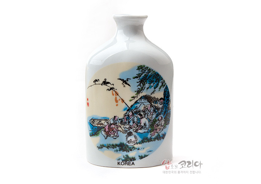 [텍스트: KOREA] 백자 재질에 김득신 천렵도 풍속화를 채색 전사 기법으로 표현한 원형 화면 구성의 주병 이미지