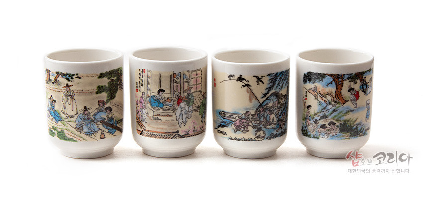 [텍스트: KOREA, 샵오브코리아 대한민국의 품격까지 전합니다.] 백자 재질 위에 김득신 천렵도 풍속화를 다채로운 채색 전사 기법으로 둘레 가득 담은 원통형 잔 구성