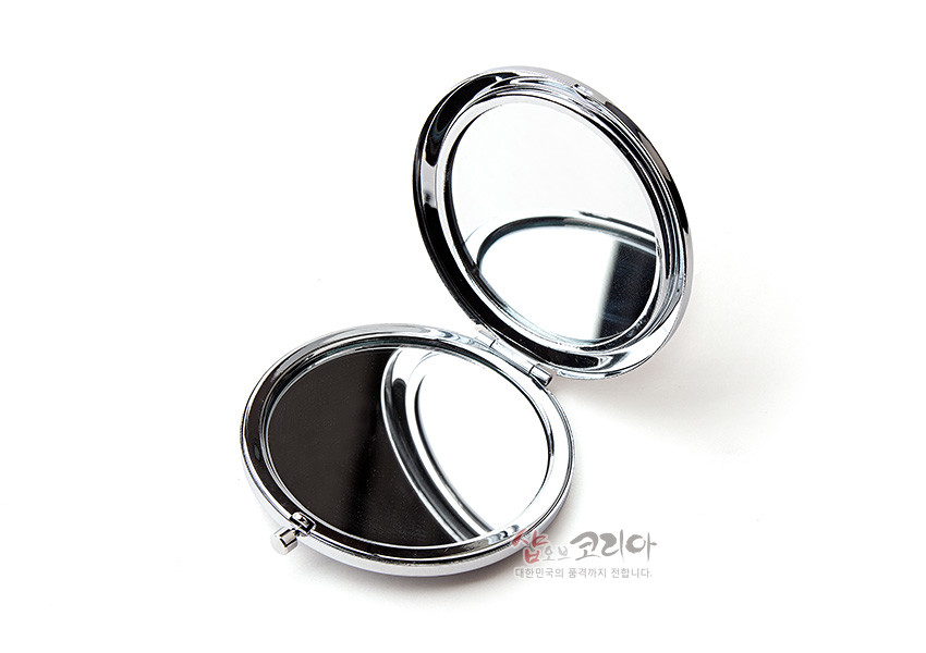 [텍스트: 샵오브코리아 대한민국의 품격까지 전합니다.] 은색 금속 재질의 원형 이중 거울 구조, 자개 장식 전면이 보이지 않는 내부 거울 클로즈업 이미지 표현