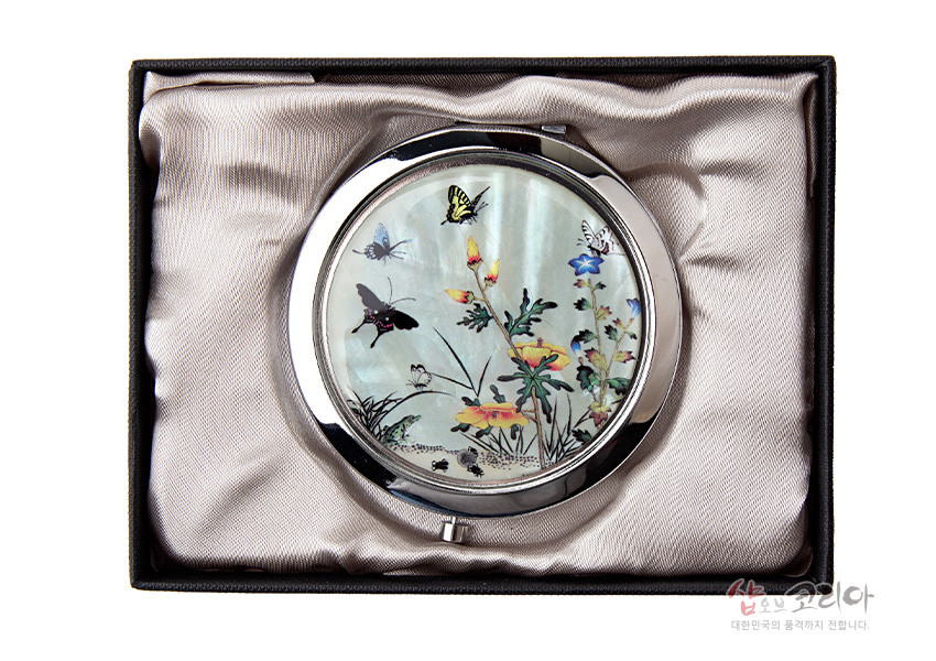 [텍스트:샵오브코리아 대한민국의 품격까지 전합니다.] 자개 상감 기법으로 초충도 꽃과 나비, 벌레 문양을 섬세히 표현한 원형 금속 손거울 구성