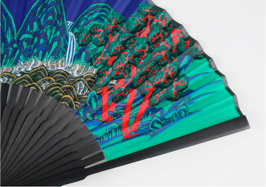 짙은 남색과 청록색 종이 위에 일월오봉도 산수와 파도, 붉은 소나무를 세밀 채색한 접이식 부채, 흑색 살대 대비 색채미 강조한 구성